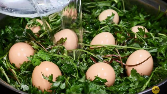 艾草煮鸡蛋的做法